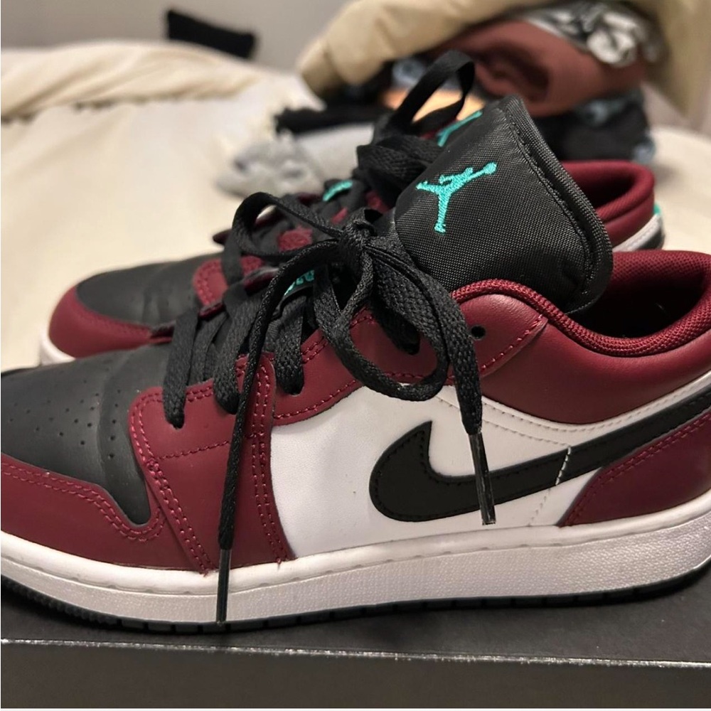 AIR JORDAN 1 LOW
Size 5Y
 green laces and black